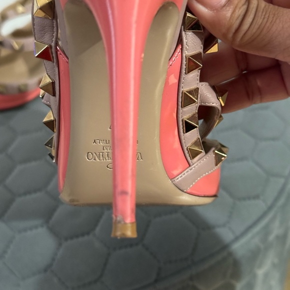 VALENTINO PATENT ROCKSTUD CAGED PUMP 100MM. COLOR: CANDY ROSE/POUDRE. SIZE 37 - Picture 4 of 5